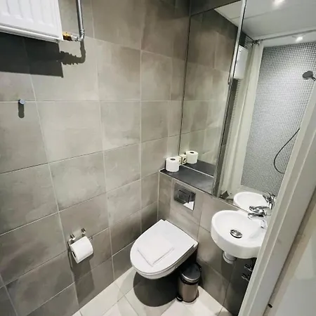 Double Bed And Kitchen דירה